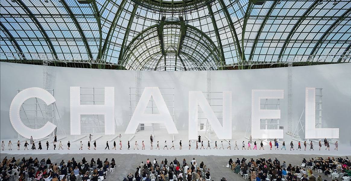 De Romy Schneider a Jeanne Moreau: Chanel reivindica a sus “musas” del séptimo arte en su colección Primavera/Verano 2021
