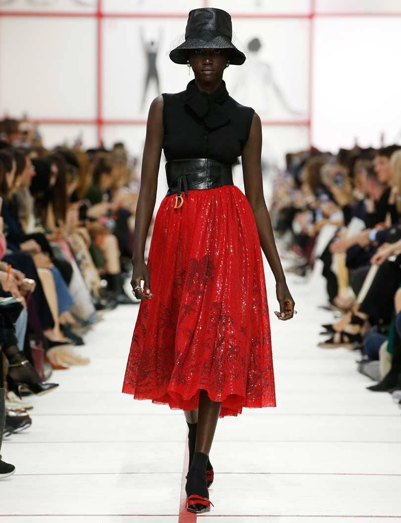 La pasarela parisina redescubre la silueta femenina