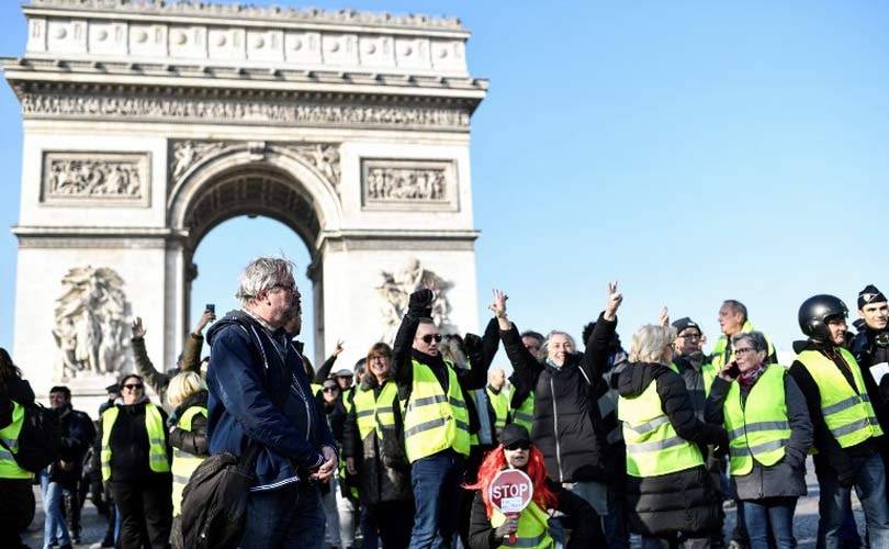 Mode: portiques de sécurité et jaune fluo en ouverture des défilés