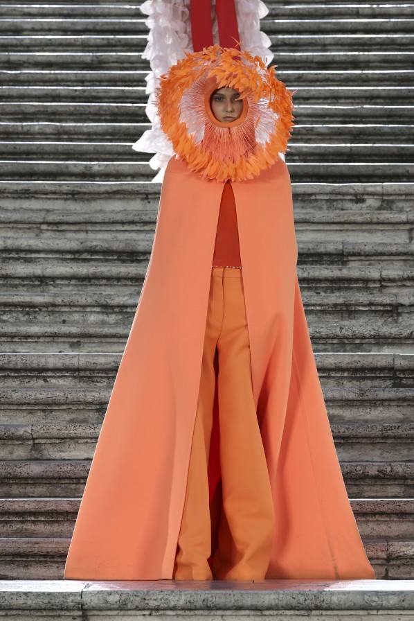 Beeld: Valentino Couture AW22 via Catwalkpictures.com