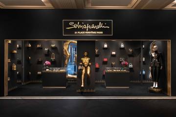 Schiaparelli inaugure un pop-up store dédié à l'accessoire chez Harrods