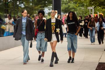  SS25-Streetstyle aus New York: Fancy Denim, modernes Preppy, Baggy-Shorts und mehr