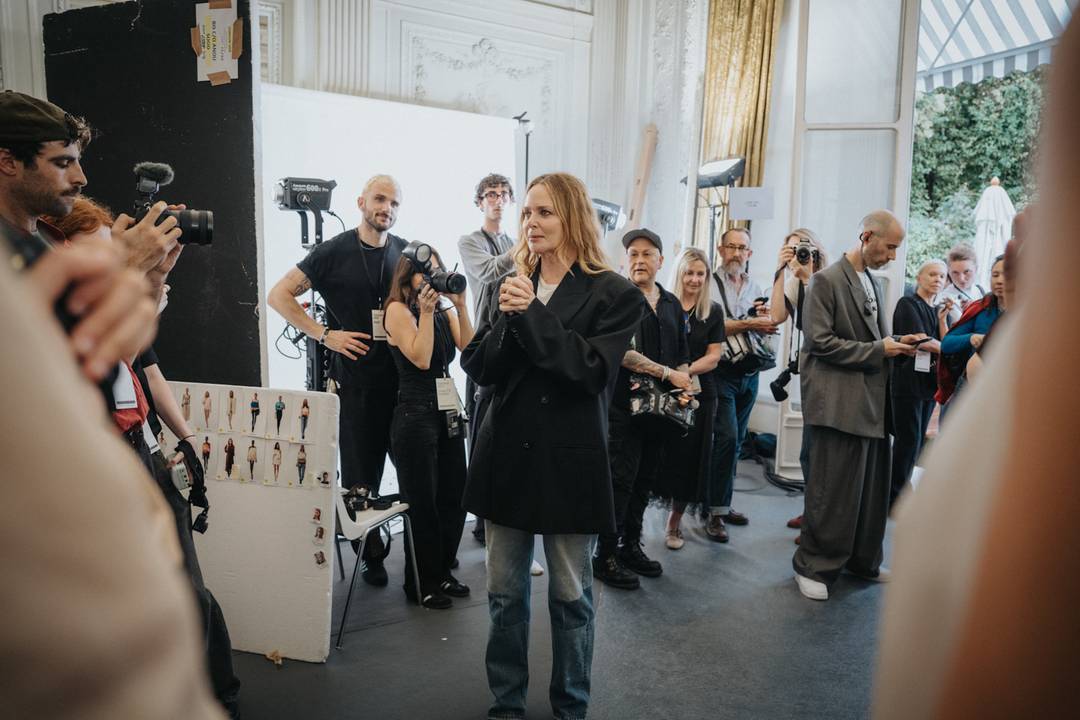 La créatrice Stella McCartney dans les backstage du défilé de sa marque éponyme PE27.