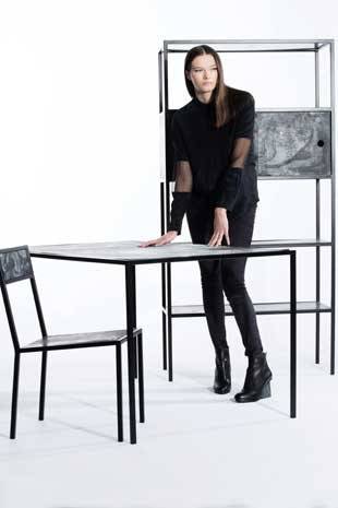 Anne van Assche presenteert combinatie van kleding en meubels