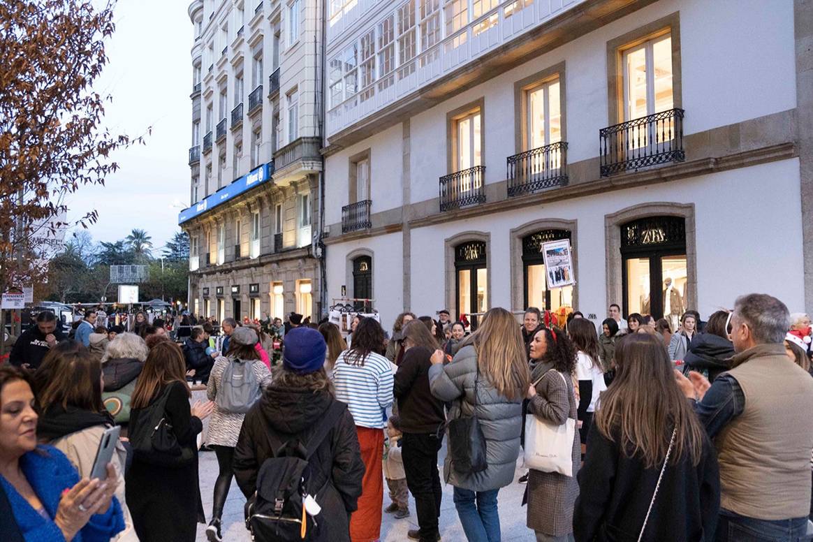 Photo Credits: Acción reivindicativa en La Coruña (Galicia) de las dependientas y de los trabajadores en tienda de Inditex este sábado 17 de diciembre de 2022. CIG, página oficial.