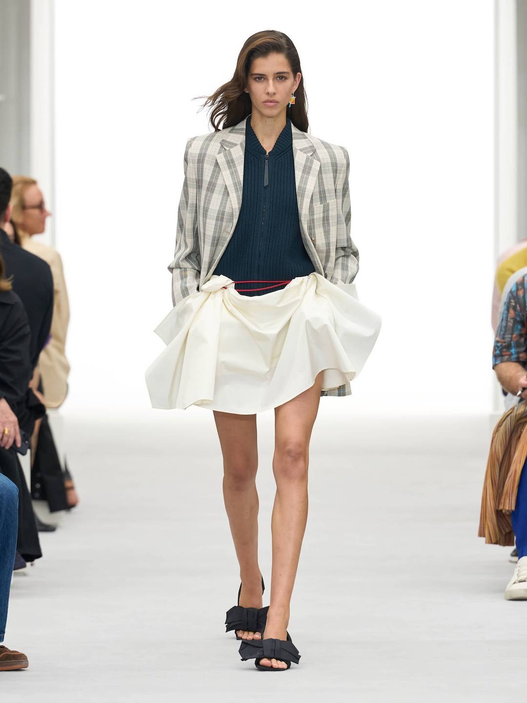 Loewe, sfilata di presentazione delle collezioni donna e uomo per la Primavera/Estate 2027.