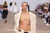 Fashion Week SS25: Balenciaga swingt, Stella McCartney zo vrij als een vogel