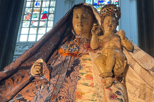 Maakatelier REantwerp ontwerpt mantel voor Maria in Antwerpse Onze-Lieve-Vrouw kathedraal 