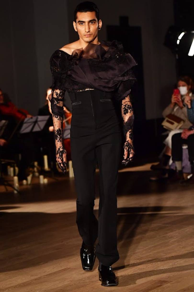 Foto: Arturo Obegero Colección Otoño/Invierno 2022/2023 a través de CatwalkPictures.com.