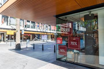 Boa's, borden en lijnen: zo bereiden grote steden zich voor op Black Friday nu de besmettingscijfers stijgen