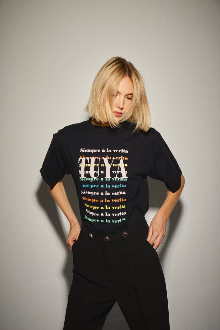 Camiseta Negra Siempre a la Verita Tuya | Dolores Promesas
