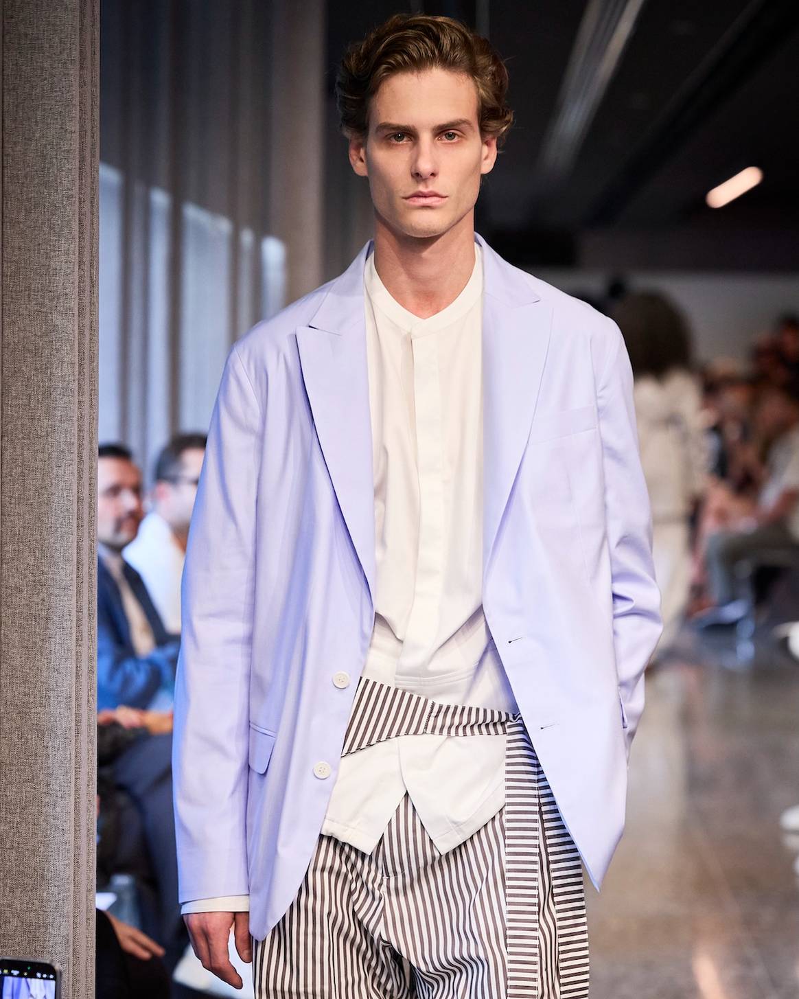 Listras compõem look em tons de azul e branco