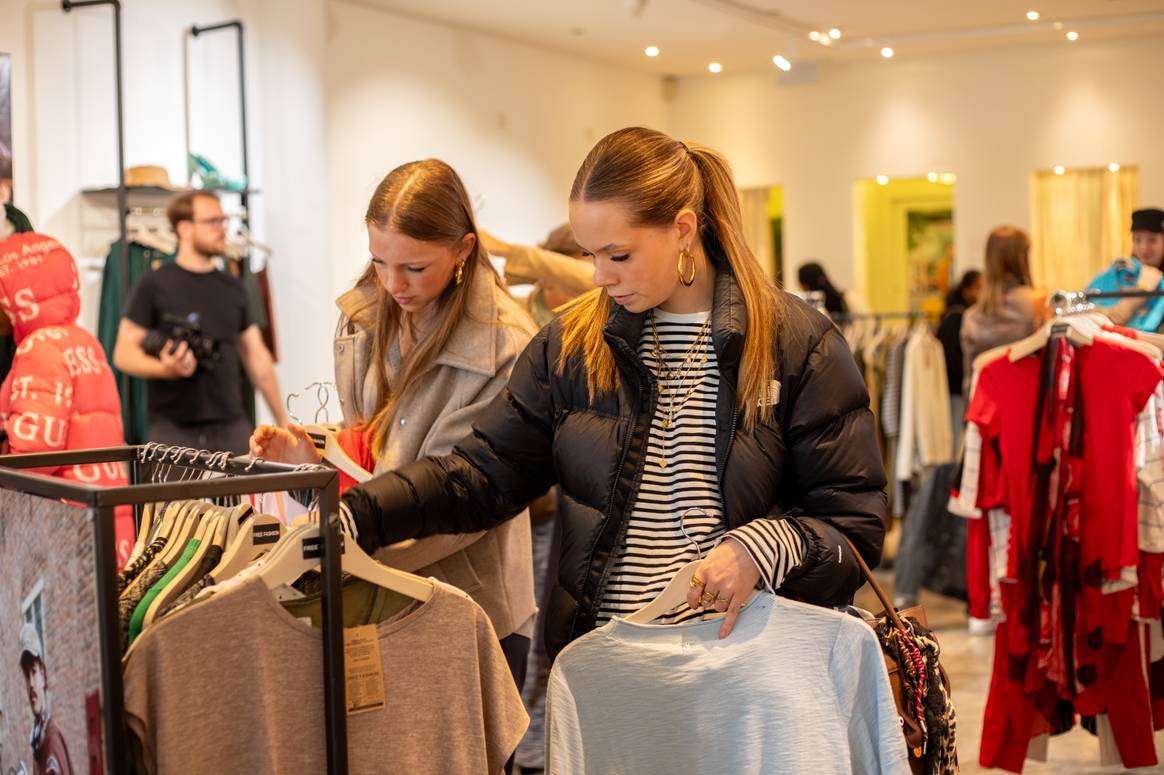 Gratis winkelen blijkt een geslaagde lokaas om mensen te paaien voor een bewustzijnsgesprek.