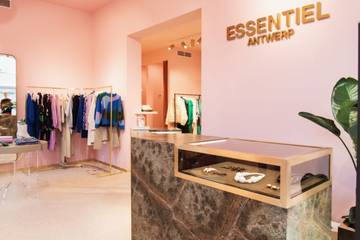 Mens positie Dakloos In beeld: Essentiel Antwerp opent winkel in De 9 Straatjes Amsterdam