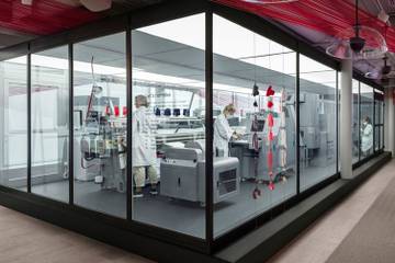 H&M launches the first and only-in-store recycling machine