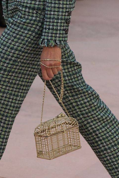 Bolso jaula Chanel, inspirado en la escenografía del desfile SS25