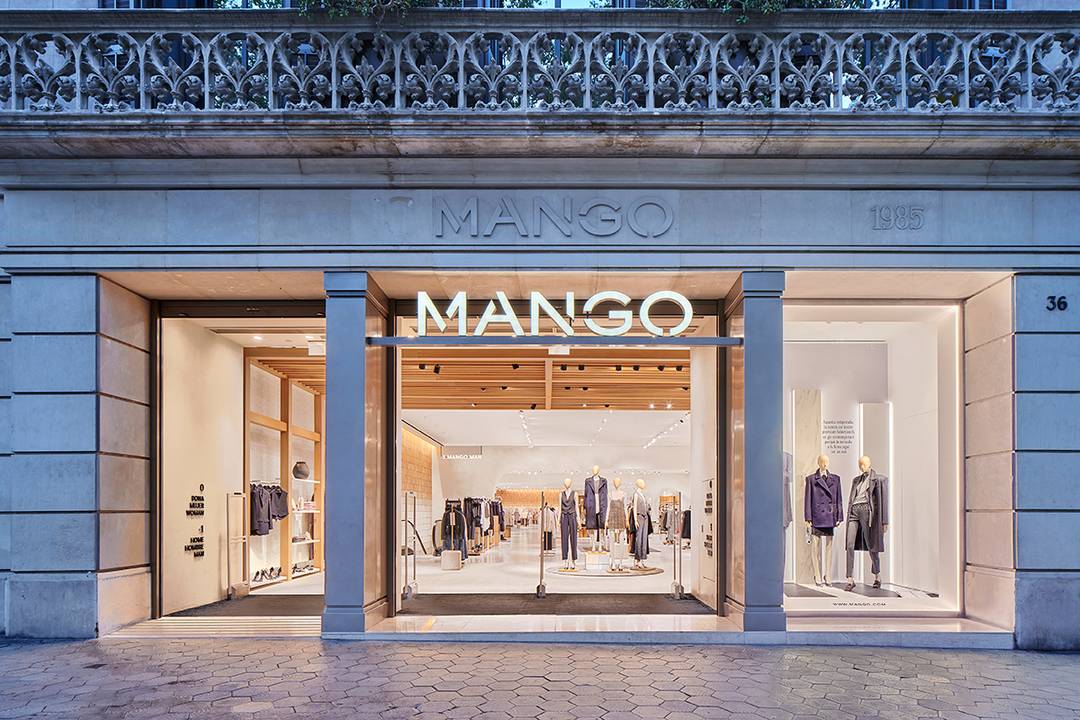 Tienda de Mango en el número 36 del paseo de Gracia de Barcelona (España).