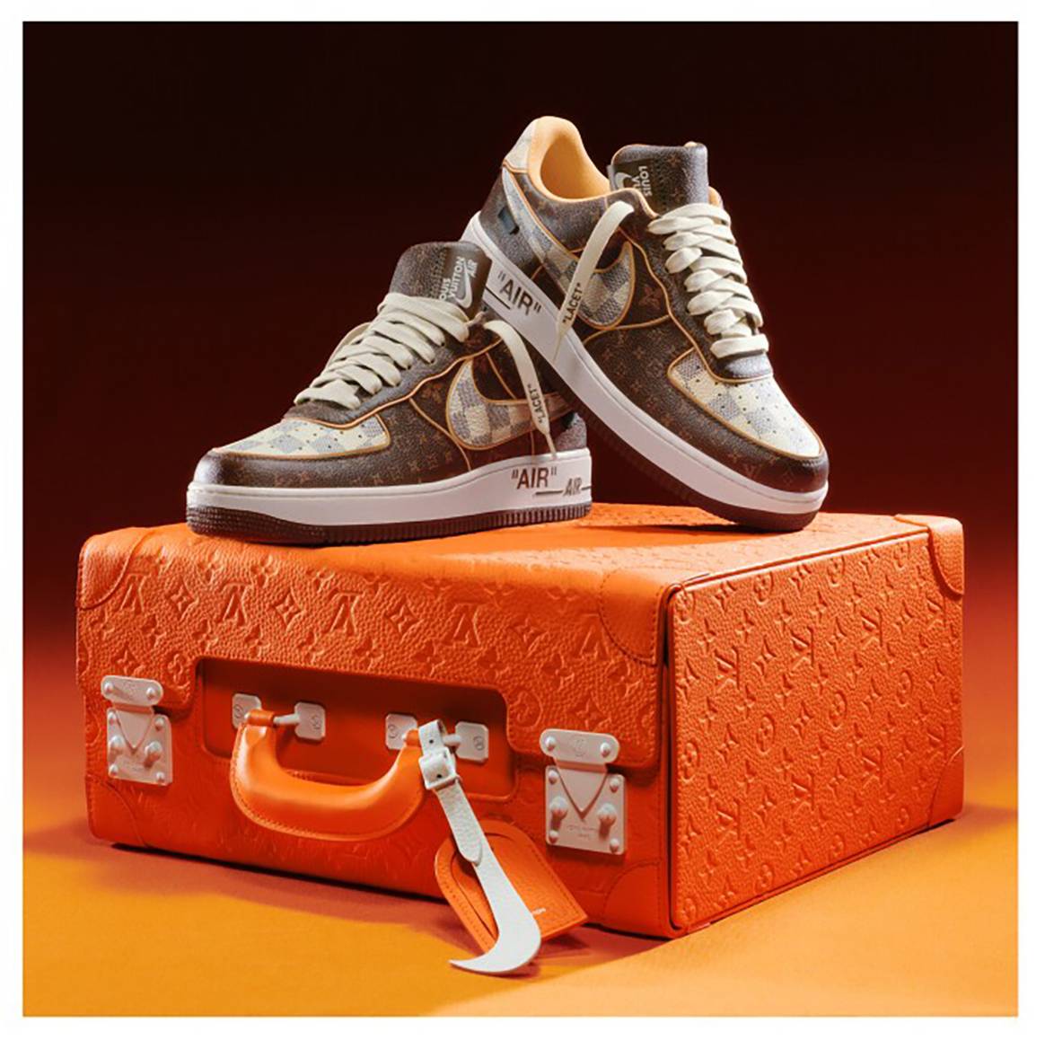 Photo Credits: Diseño a subasta de las zapatillas “Air Force 1” de Louis Vuitton y Nike, diseñadas por Virgil Abloh. Sotheby’s, fotografía de cortesía.