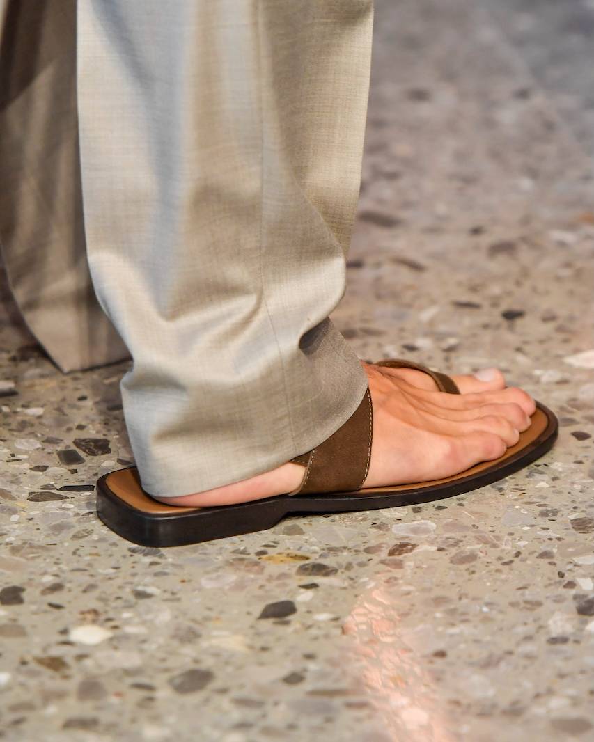Chinelo de dedo com forma geométrica