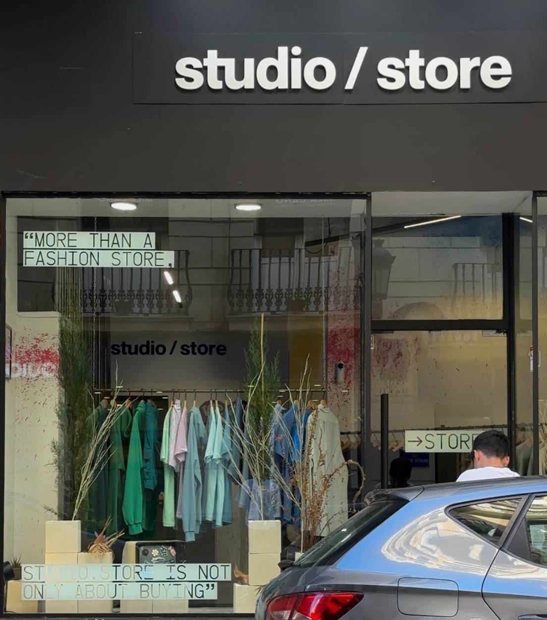 "More than a fashion store, Studio Store is not only about buying", het motto dat te lezen is in de etalage van de Valenciaanse concept store. Credits: Studio Store.