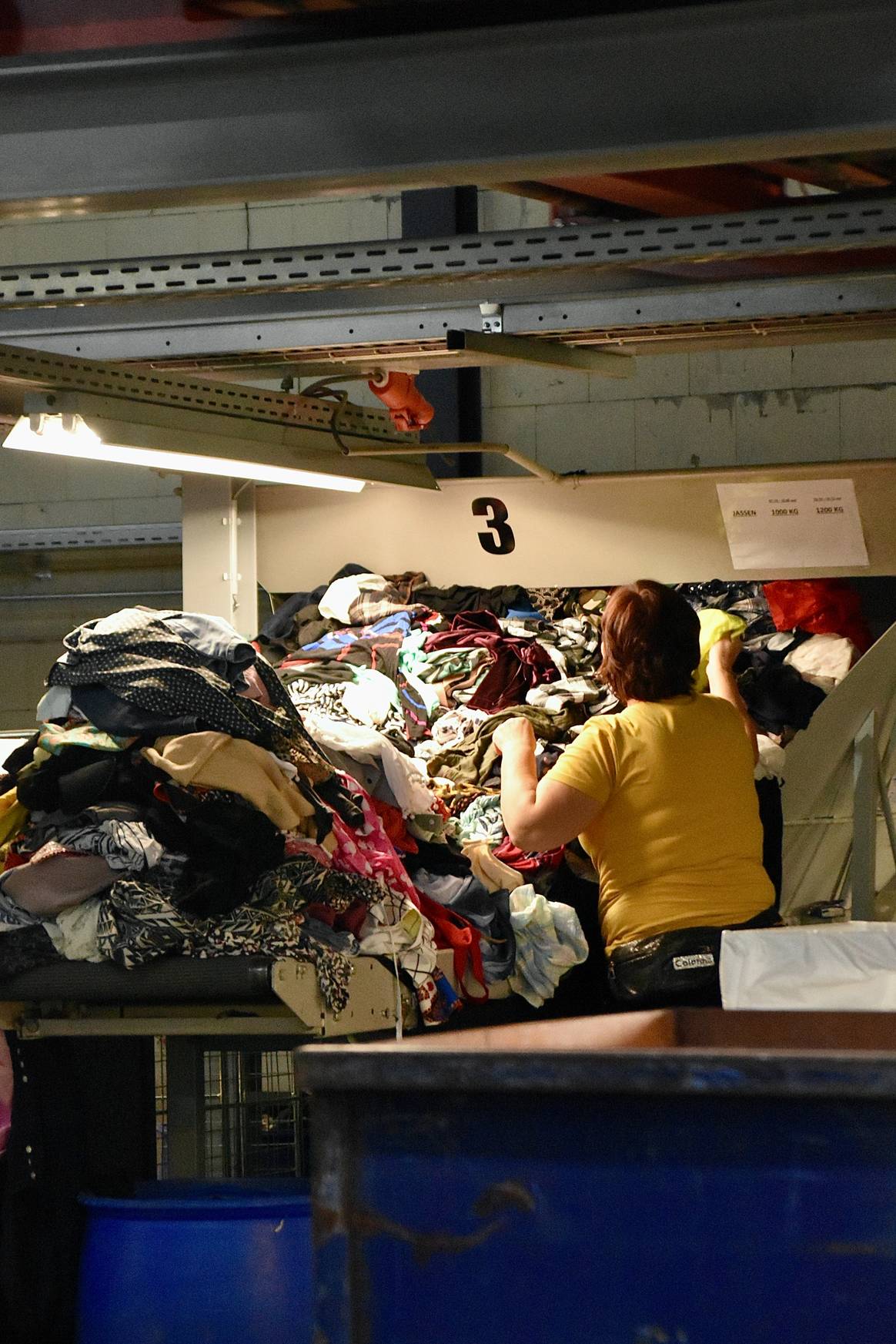 Bergen met kleding komen tegelijkertijd bezig.