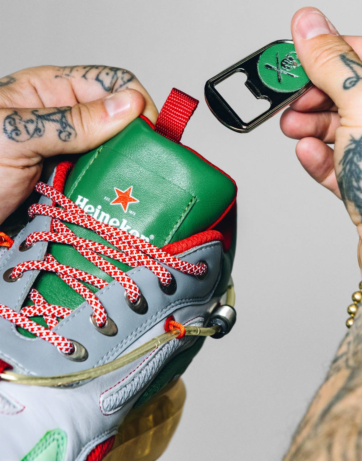 Abrebotellas oculto en la lengüeta del zapato | Imagen: Heineken