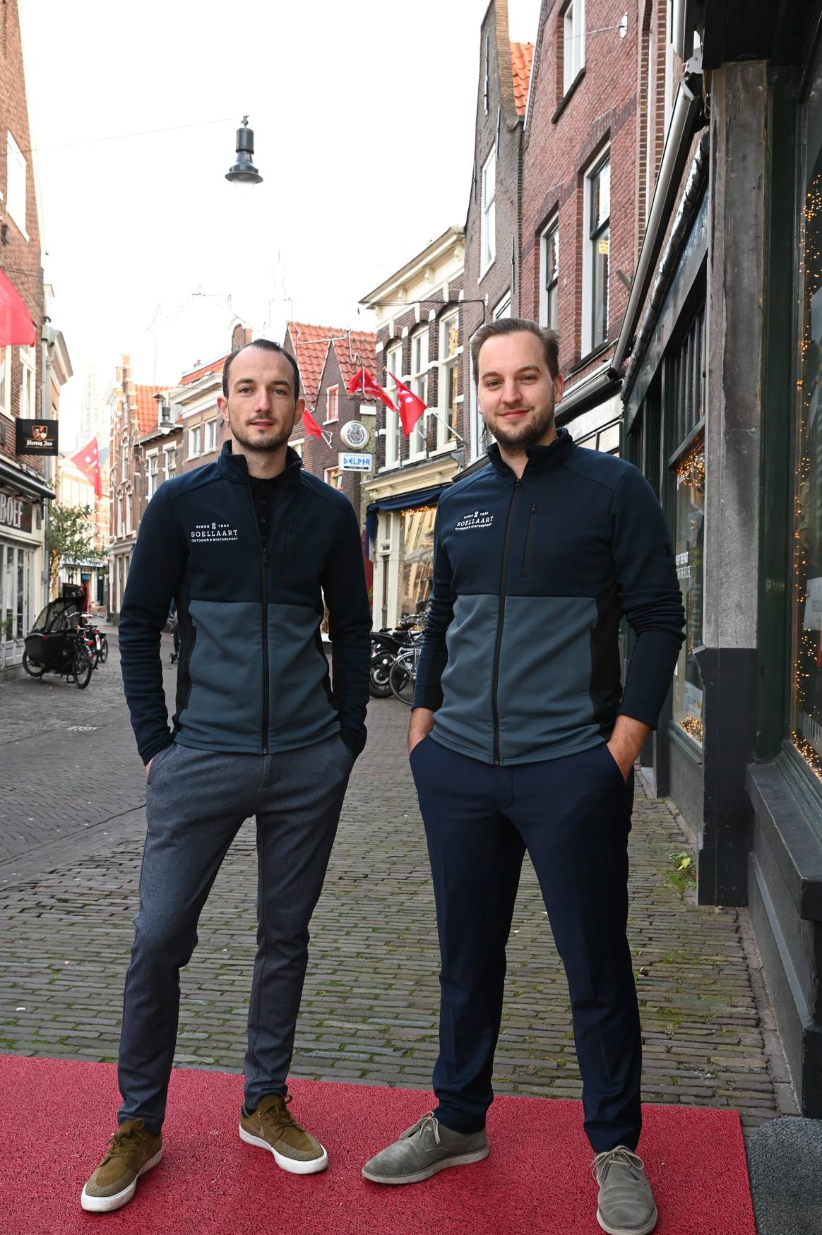 Eigenaren Bart Soellaart en Arjen Nicolai van Soellaart Outdoor & Wintersport, de oudste (én grootste) winkel van de Kleine Houtstraat.