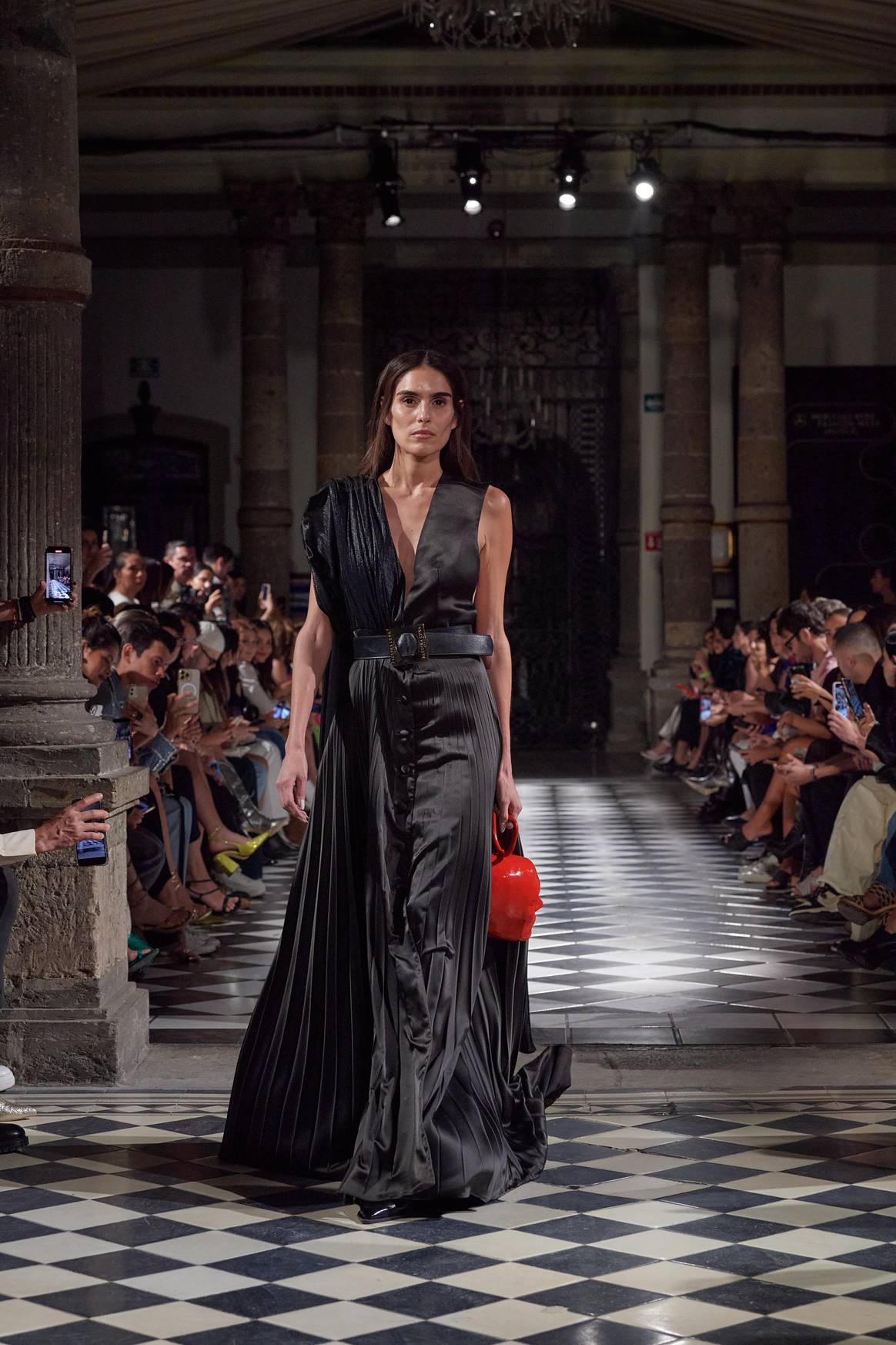 También se presentaron accesorios, como los bolsos en forma de rostro