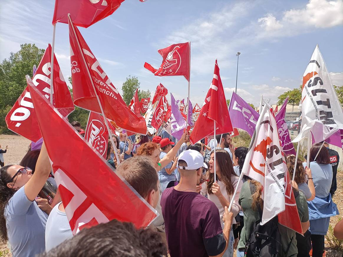 Photo Credits: Trabajadores de Plataforma Logística Meco, filial de Inditex, durante las concentraciones convocadas el 25 de mayo de 2023 frente a las instalaciones del centro logístico. CCOO, SLTM y UGT Inditex Meco.