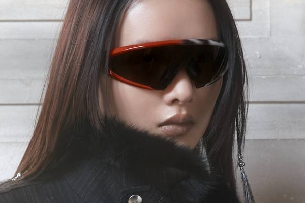 Oakley e Kiko Kostadinov lanciano gli occhiali Ellipse visti in passerella in edizione limitata
