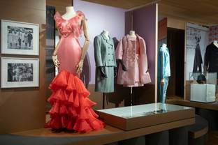 Madrid rememora su era “pop”, entre vestidos de Marisol, la duquesa de Alba y un poncho de Lola Flores