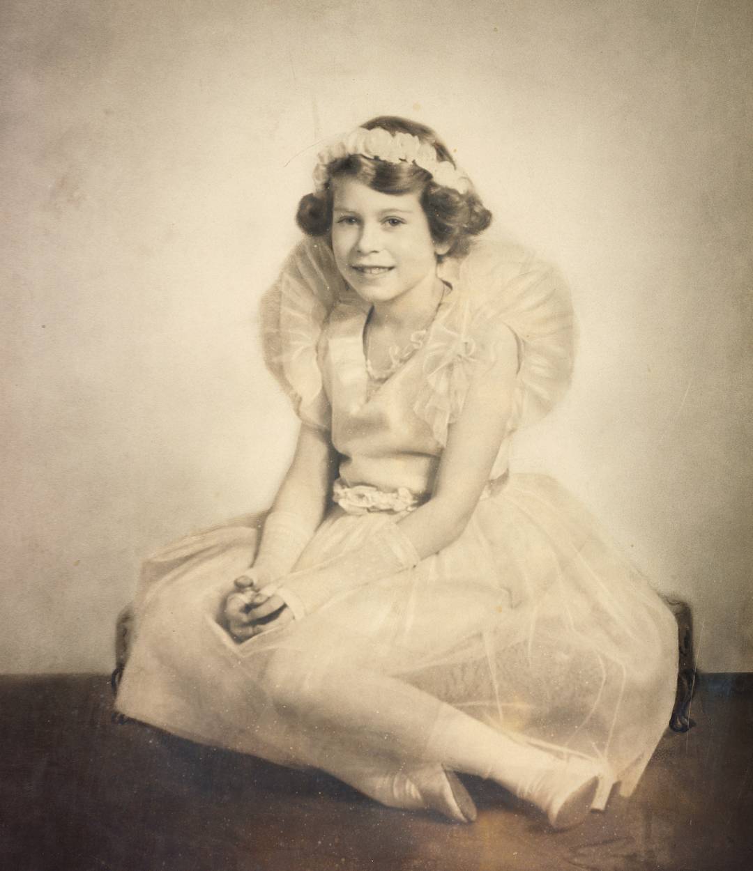 Koningin Elizabeth II toen Prinses Elizabeth van York, Elliott & Fry, 1934, dragend Bruidsmeisjesjurk van Edward Molyneux