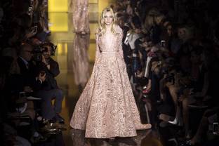 Elie Saab places gold in the center of Paris Haute Couture