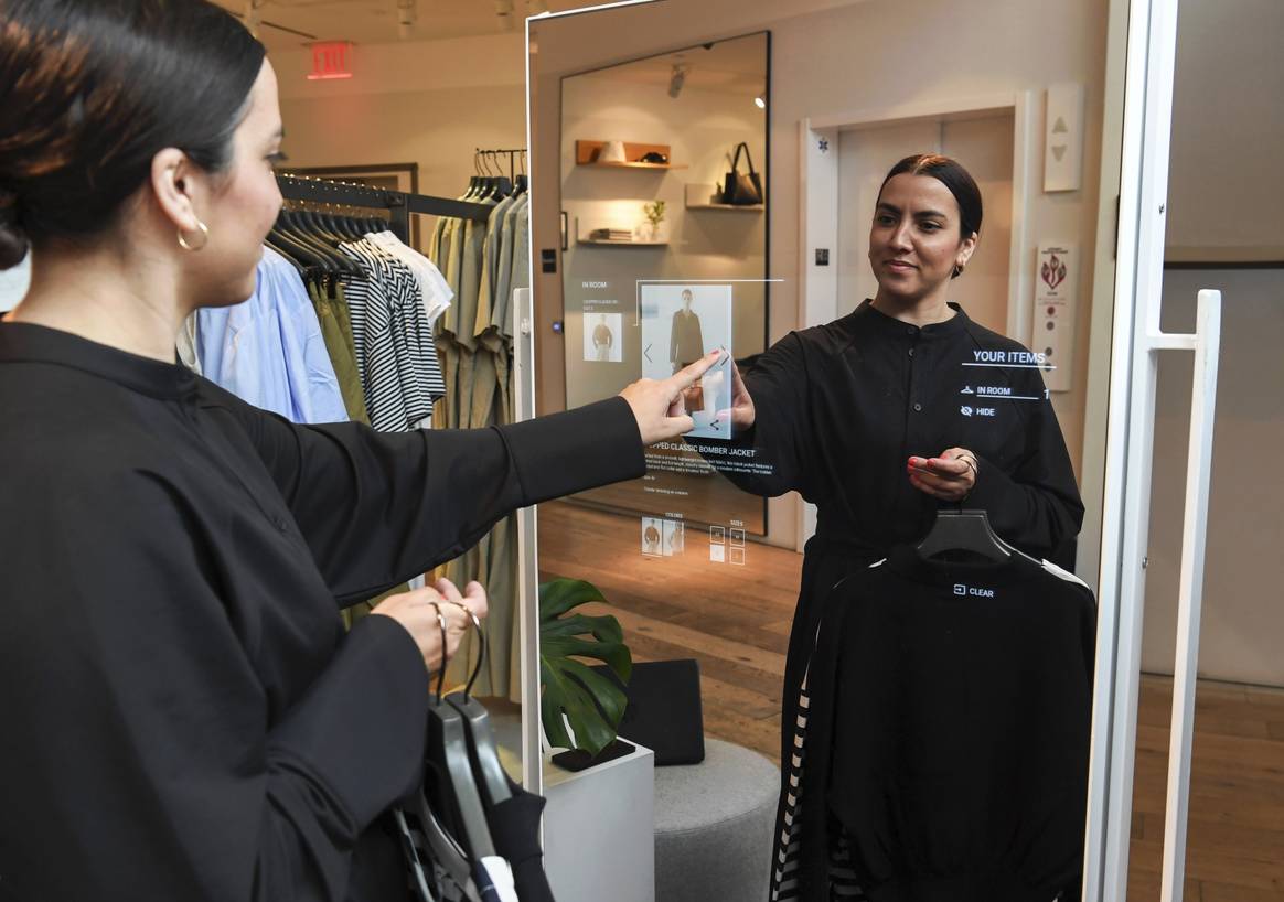 De virtuele passpiegels in de winkel, die stylingtips en betaalopties bieden. Beeld: H&M Group