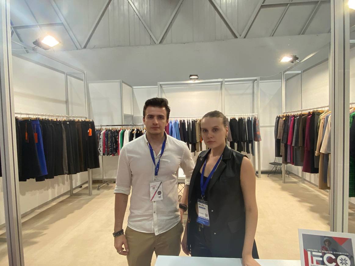 Vivento-Chef Kaan Çetinkaya (links) und Mitarbeiterin am Stand auf der IFCO | Foto: FashionUnited