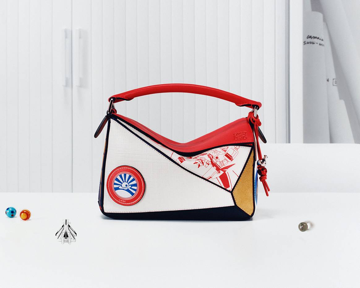 Modelo de la colección cápsula de aniversario “Puzzle 10” de Loewe por los 10 años del lanzamiento del bolso Puzzle.