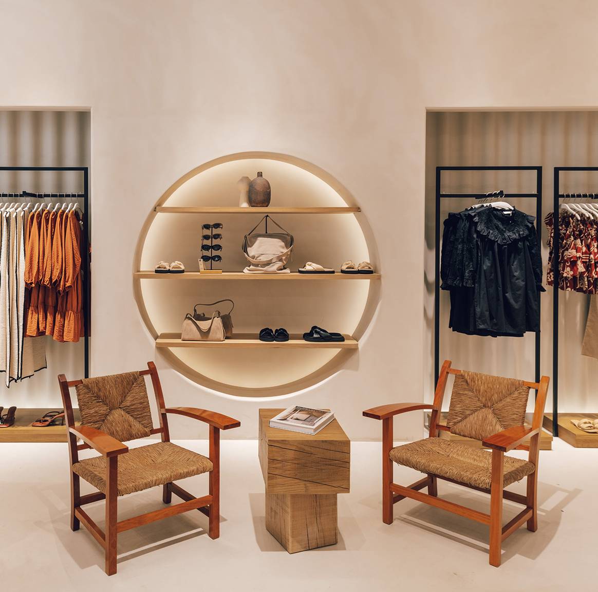 Photo Credits: Mango, modelo de tienda.