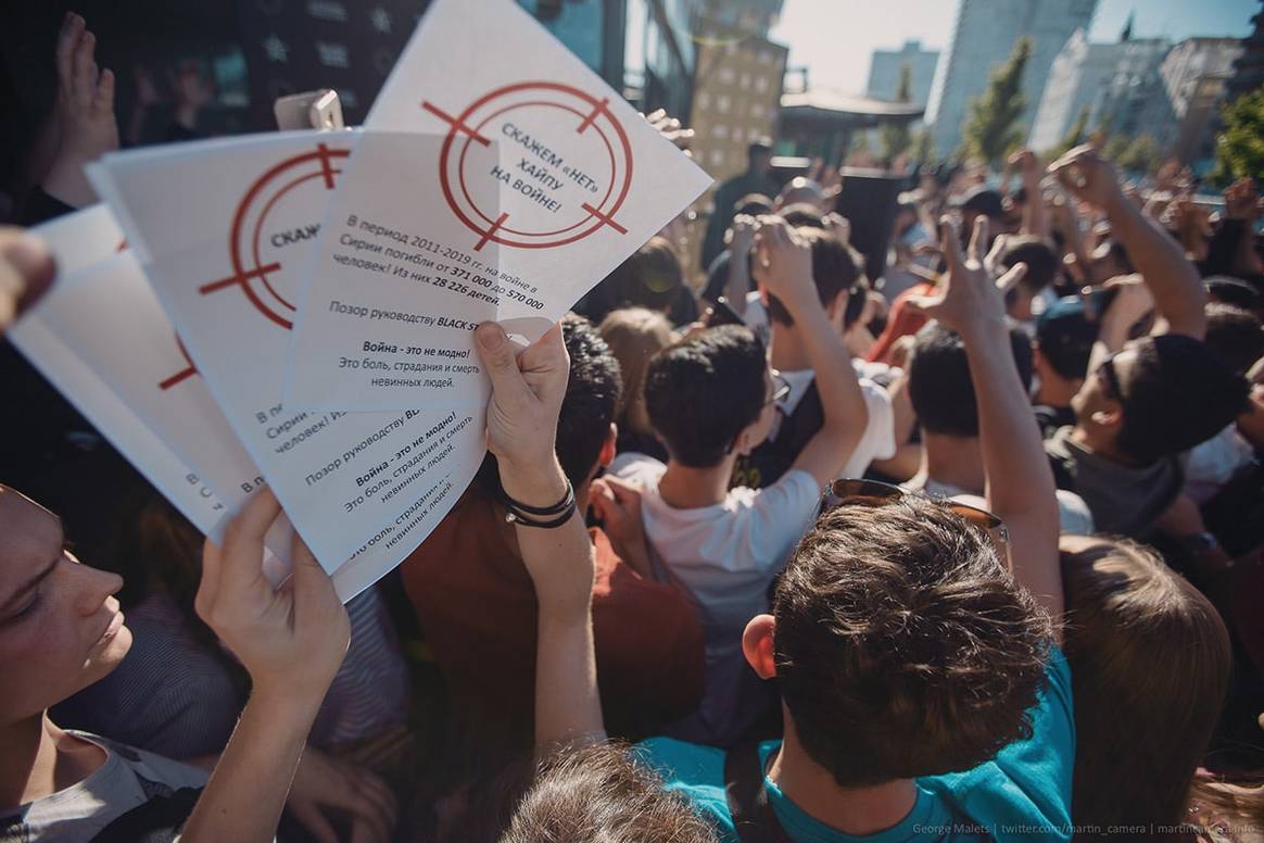 Пикет на презентации коллекции одежды Тимати и Минобороны: "Война - это не модно"