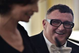 Alber Elbaz herdacht tijdens Paris Fashion Week, AZ Factory presenteert twee collecties
