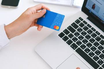 Consumatori europei preoccupati per l'aumento dei prezzi