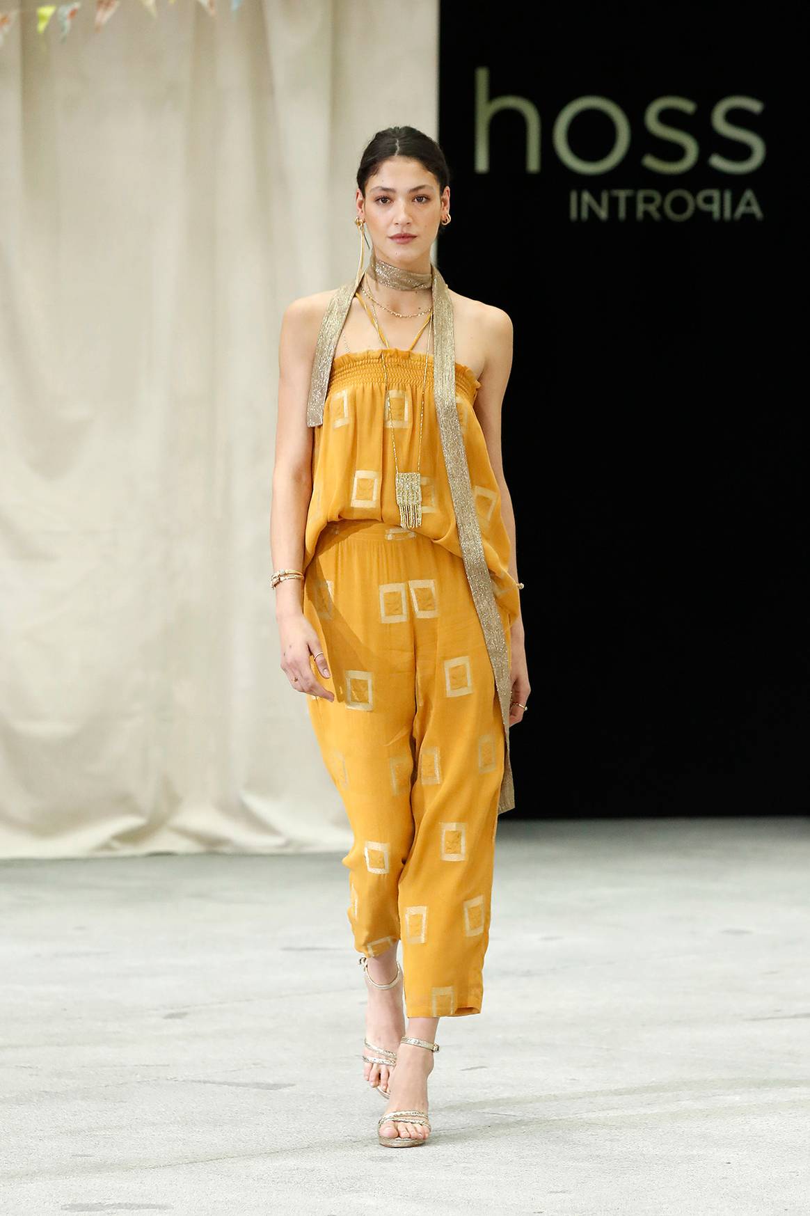 Photo Credits: Hoss Intropia, colección “Eres Verbena” para la temporada Primavera/Verano de 2022 SS22.