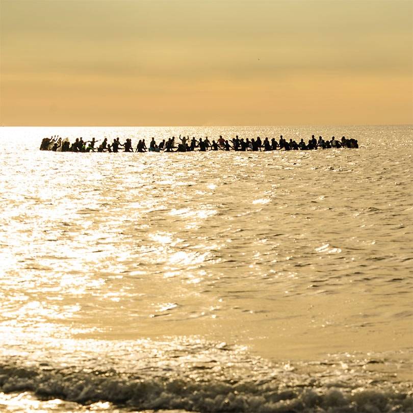 Tausende von Surfern ehren Jack O'Neill mit weltweitem Paddle Out