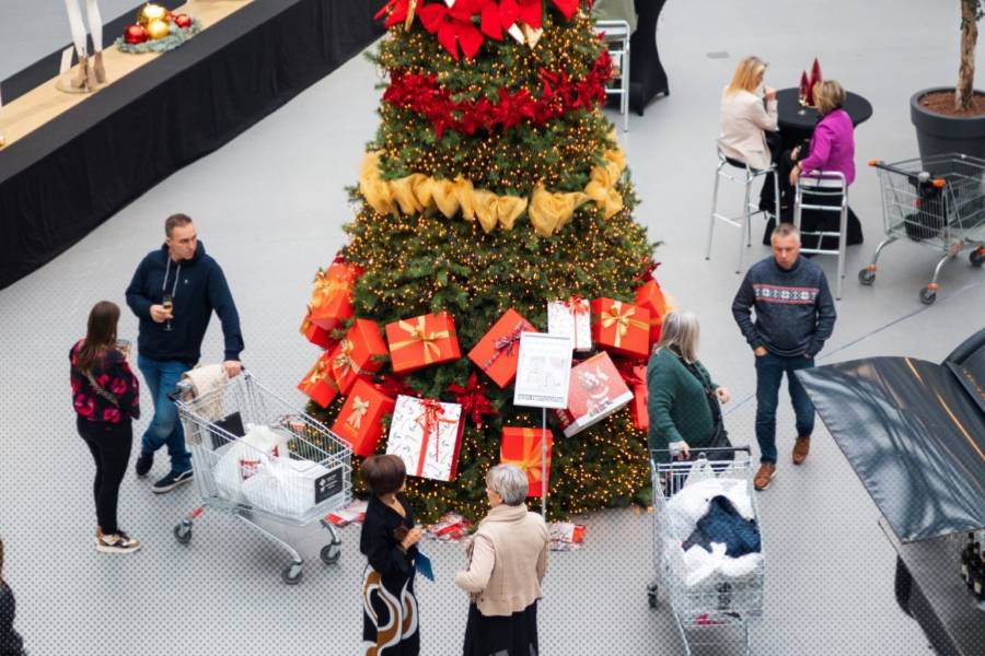 Een winkelcentrum met Kerstmis