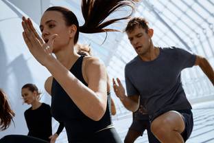 Oysho diversifica y entra en moda-hombre con una primera cápsula mixta deportiva