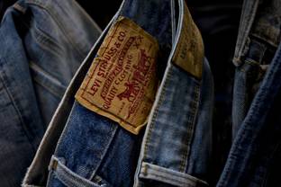 Sterkere dollar beïnvloedt omzetgroei Levi Strauss & Co., bedrijf stelt prognose boekjaar bij 