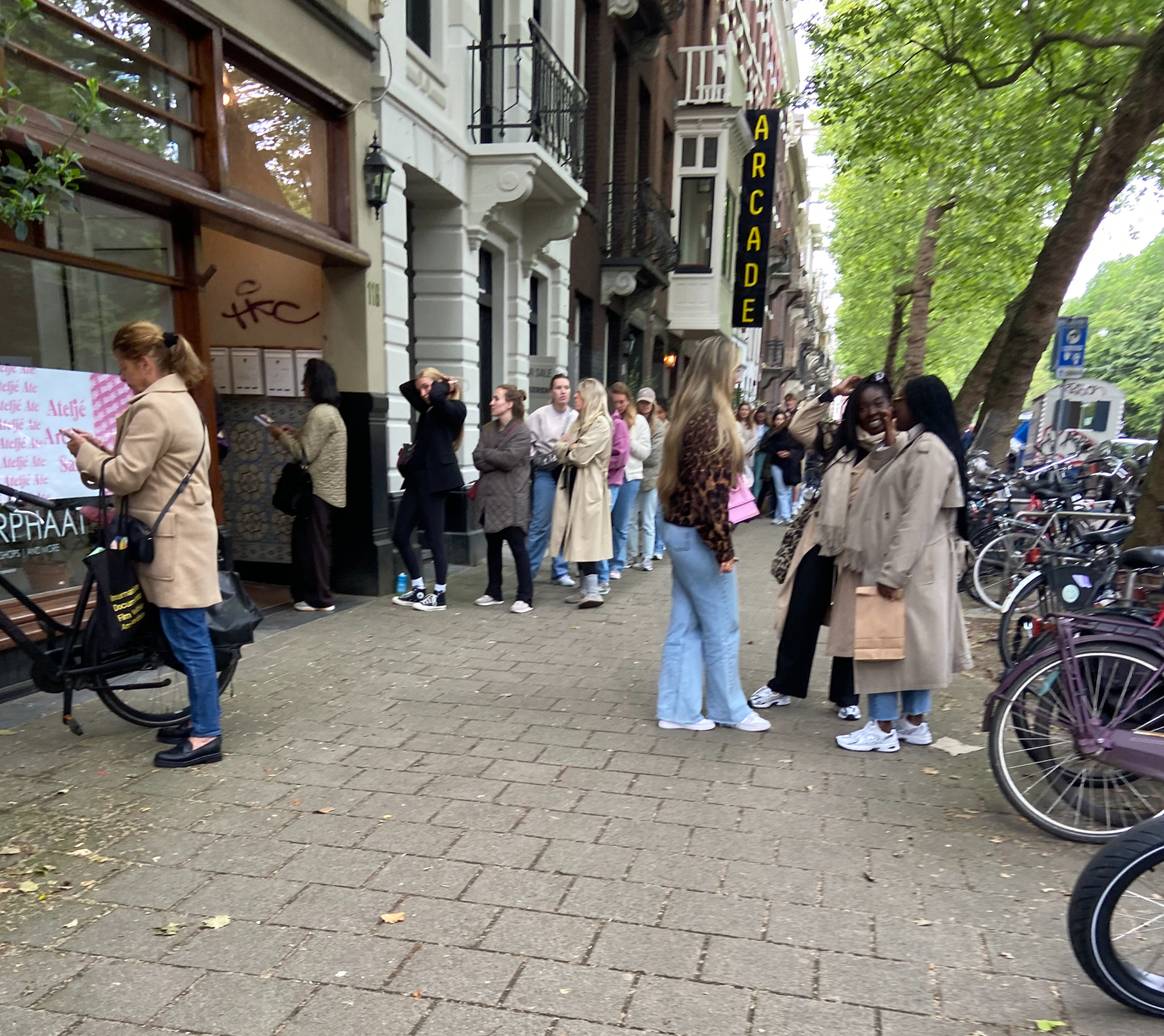 Rij voor pop-up store van Ateljé (Foto Melvin van Tholl)