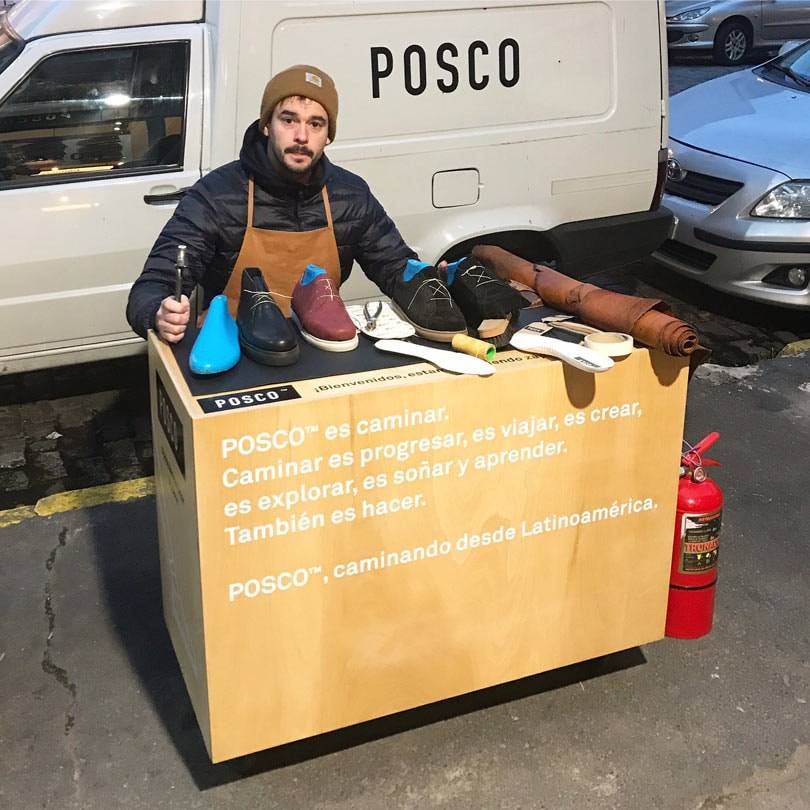 POSCO sale a la calle y muestra cómo hace sus zapatos