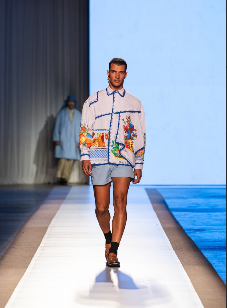 David Lee utilizou panos de prato para desenvolver camisas e blusas
