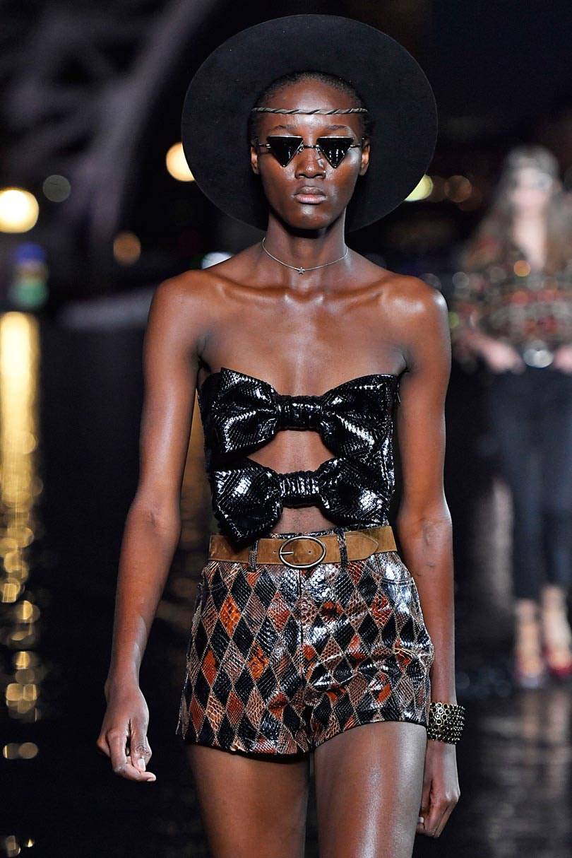 Ein Spektakel der Extravaganzen auf der Pariser Fashion Week