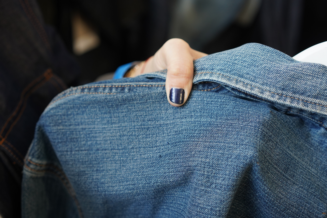 Ring slubs, garens met dikke en dunne witte slijtplekken, zorgen voor een korrelig effect.